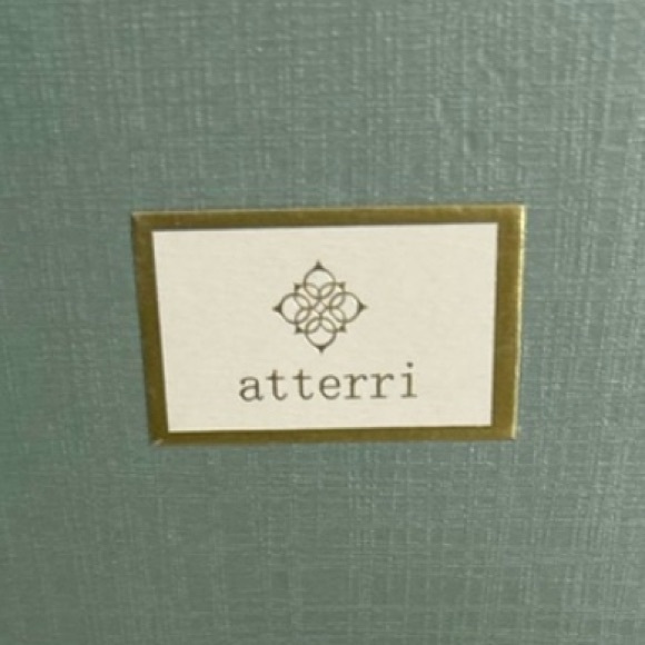 NWT ⚜️🤍⚜️ ATTERRI Cubic Zirconia & Genuine Shell Charm Pearl Bracelet - Picture 6 of 6